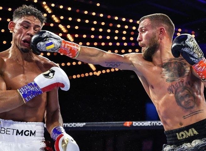 Ломаченко вернулся в бокс яркой победой: зрелищные фото и видео